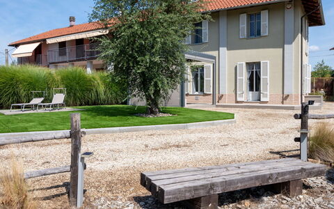 Cascina Basan: Pflanze, Himmel, Gebäude, Eigentum, Fenster, Haus, Außenbank, Baum, Holz, Grundstueck