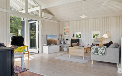 Henryk - 350M from the Sea: Flooring, Holz, Interior Design, Fussboden, Decke, Holzboden, Möbel, Wohnzimmer, Zuhause, Zimmer