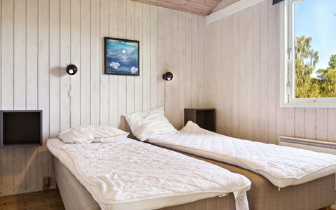 Henryk - 350M from the Sea: Schlafzimmer, Bett, Holz, Fussboden, Flooring, Bettdecke, Bedding, Möbel, Interior Design, Bettrahmen