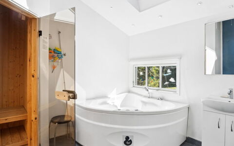 Henryk - 350M from the Sea: Interior Design, Armatur, Badewanne, Badezimmer, Flooring, Decke, Fussboden, Installation, Zapfhahn, Beleuchtung