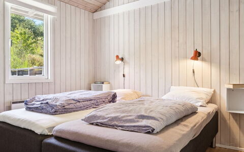 Henryk - 350M from the Sea: Schlafzimmer, Bett, Bettdecke, Holz, Bedding, Interior Design, Decke, Fussboden, Möbel, Bettrahmen