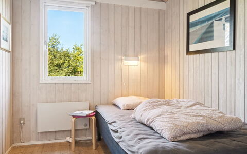 Henryk - 350M from the Sea: Schlafzimmer, Holz, Bett, Bettdecke, Flooring, Fussboden, Bedding, Interior Design, Decke, Zuhause