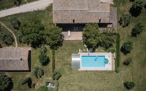 Villa Assisi: Eigentum, Gebäude, Pflanze, Baum, Grundstueck, Urban Design, Gras, Haus, Biome, Wohngebiet