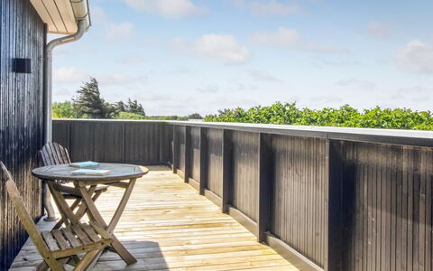 Sanni - 225M from the Sea: Holz, Hartholz, Holzboden, Planke, Deck, Holzbeize, Veranda, Geländer, Balkon, Zaun