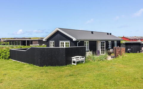 Sanni - 225M from the Sea: Dach, Haus, Zuhause, Die Architektur, Wohngebiet, Hütte, Grundstueck, Estate, Veranda, Rasen
