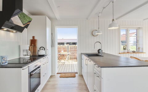 Sanni - 225M from the Sea: Holz, Flooring, Küche, Zuhause, Fussboden, Countertop, Holzboden, Hartholz, Planke, Cabinetry