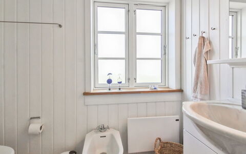 Sanni - 225M from the Sea: Badezimmer, Armatur, Wand, Flooring, Holz, Fussboden, Interior Design, Toilette, Zapfhahn, Toilleten Sitz