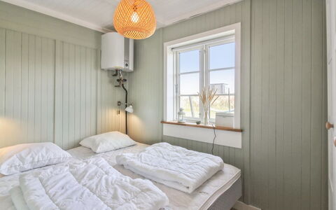 Sanni - 225M from the Sea: Wand, Schlafzimmer, Holz, Bett, Interior Design, Decke, Fussboden, Flooring, Möbel, Bedding