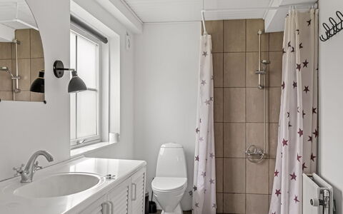 Haralde: Armatur, Badezimmer, Wand, Interior Design, Flooring, Fussboden, Sinken, Decke, Installation, Toilette