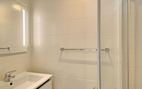 Les Agapanthes: Sinken, Bad Sink, Armatur, Badezimmer, Zapfhahn, Holz, Fussboden, Spiegel, Flooring