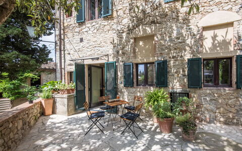 Il Nespolo Charming Apartment Fonterutoli - Siena,: Pflanze, Gebäude, Fenster, Blumentopf, Tabelle, Hütte, Stuhl, Tür, Nachbarschaft, Baum