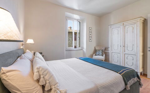 Il Nespolo Charming Apartment Fonterutoli - Siena,: Möbel, Eigentum, Komfort, Gebäude, Azurblau, Holz, Tür, Bettrahmen, Textil, Interior Design
