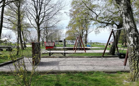 Helmi - 1Km from the Sea: Holz, Öffentlicher Raum, Außenbank, Park, Bank, Rasen, Garten, Schatten, Garten, Landscaping