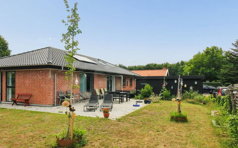 Helmi - 1Km from the Sea: Gras, Dach, Haus, Wohngebiet, Strauch, Zuhause, Hütte, Garten, Rasen, Estate