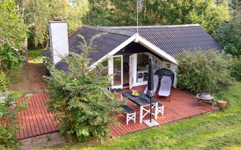 Ninni - 3.2Km from the Sea: Dach, Haus, Grundstueck, Zuhause, Hütte, Estate, Gartenbauten, Schatten, Blockhaus, Landscaping