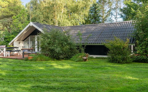 Ninni - 3.2Km from the Sea: Dach, Haus, Grundstueck, Zuhause, Hütte, Estate, Gartenbauten, Schatten, Blockhaus, Landscaping