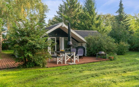 Ninni - 3.2Km from the Sea: Dach, Haus, Grundstueck, Zuhause, Hütte, Estate, Gartenbauten, Schatten, Blockhaus, Landscaping