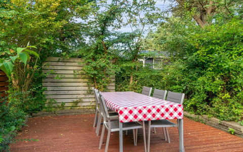 Ninni - 3.2Km from the Sea: Dach, Haus, Grundstueck, Zuhause, Hütte, Estate, Gartenbauten, Schatten, Blockhaus, Landscaping