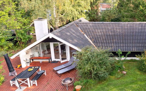 Ninni - 3.2Km from the Sea: Dach, Haus, Grundstueck, Zuhause, Hütte, Estate, Gartenbauten, Schatten, Blockhaus, Landscaping