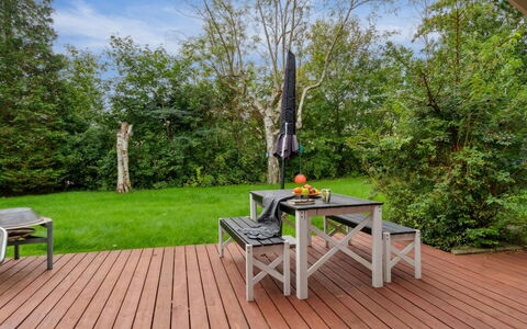 Ninni - 3.2Km from the Sea: Dach, Haus, Grundstueck, Zuhause, Hütte, Estate, Gartenbauten, Schatten, Blockhaus, Landscaping