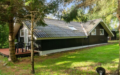 Ninni - 3.2Km from the Sea: Dach, Haus, Grundstueck, Zuhause, Hütte, Estate, Gartenbauten, Schatten, Blockhaus, Landscaping