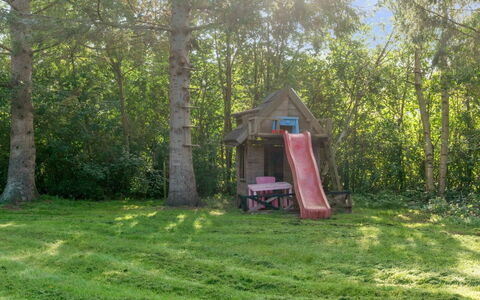 Ninni - 3.2Km from the Sea: Dach, Zuhause, Hütte, Estate, Gartenmöbel, Garten, Tisch Im Freien, Hof, Hinterhof, Villa