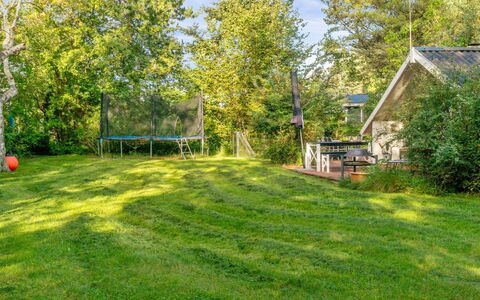 Ninni - 3.2Km from the Sea: Dach, Zuhause, Hütte, Estate, Gartenmöbel, Garten, Tisch Im Freien, Hof, Hinterhof, Villa