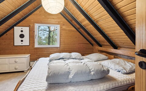 Calla - 250M from the Sea: Möbel, Holz, Interior Design, Schlafzimmer, Decke, Fussboden, Flooring, Bett, Dachboden, Beleuchtung