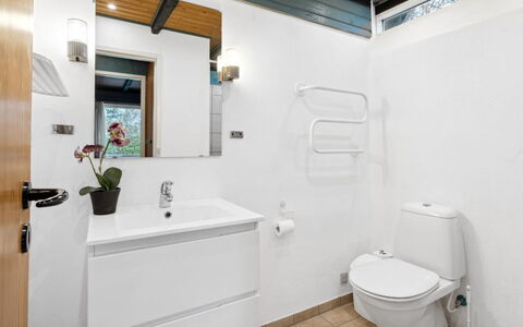 Calla - 250M from the Sea: Armatur, Badezimmer, Sinken, Bad Sink, Interior Design, Flooring, Zapfhahn, Badezimmerschrank, Fussboden, Toilette