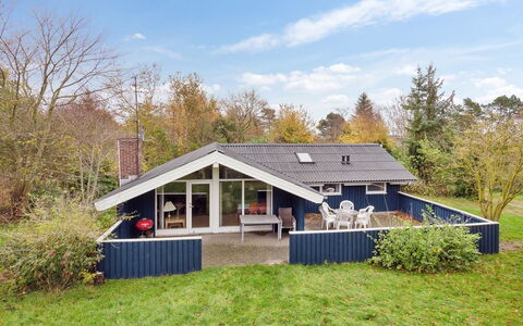 Alrun - 150M from the Sea: Wohngebiet, Strauch, Haus, Zuhause, Garten, Estate, Schatten, Landscaping, Rasen