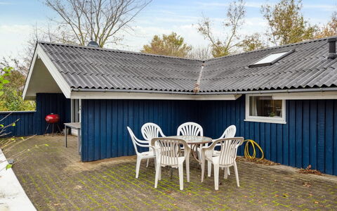 Alrun - 150M from the Sea: Wohngebiet, Strauch, Haus, Zuhause, Garten, Estate, Schatten, Landscaping, Rasen