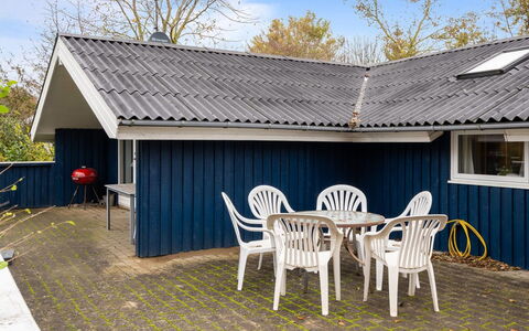 Alrun - 150M from the Sea: Wohngebiet, Strauch, Haus, Zuhause, Garten, Estate, Schatten, Landscaping, Rasen