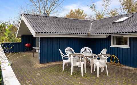Alrun - 150M from the Sea: Wohngebiet, Strauch, Haus, Zuhause, Garten, Estate, Schatten, Landscaping, Rasen