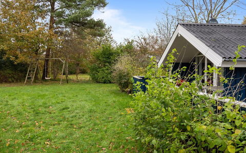 Alrun - 150M from the Sea: Wohngebiet, Strauch, Haus, Zuhause, Garten, Estate, Schatten, Landscaping, Rasen