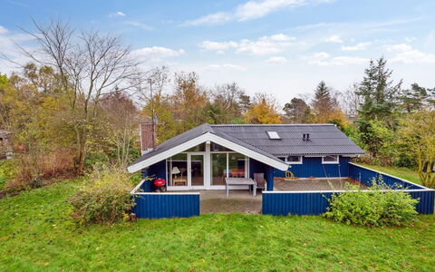 Alrun - 150M from the Sea: Wohngebiet, Strauch, Haus, Zuhause, Garten, Estate, Schatten, Landscaping, Rasen