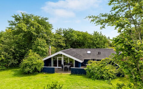 Alrun - 150M from the Sea: Haus, Zuhause, Hütte, Dach, Estate, Bauernhaus, Garten, Schatten, Rasen, Landscaping