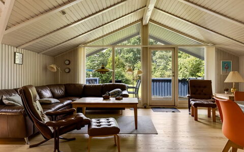 Alrun - 150M from the Sea: Möbel, Interior Design, Holz, Decke, Couch, Flooring, Wohnzimmer, Fussboden, Beleuchtung, Holzboden