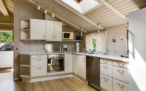 Alrun - 150M from the Sea: Holz, Küche, Interior Design, Decke, Countertop, Major Appliance, Cabinetry, Möbel, Flooring, Küchengerät