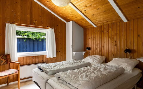 Alrun - 150M from the Sea: Holz, Interior Design, Schlafzimmer, Decke, Zuhause, Haus, Bett, Möbel, Fussboden, Bettdecke