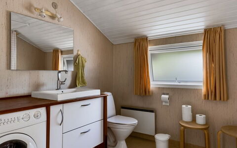 Alrun - 150M from the Sea: Armatur, Wand, Sinken, Flooring, Holz, Interior Design, Fussboden, Bad Sink, Badezimmer, Zapfhahn