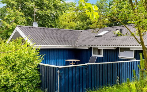 Alrun - 150M from the Sea: Blau, Holz, Dach, Haus, Zuhause, Hütte, Abstellgleis, Schatten, Hinterhof, Garten