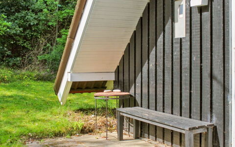 Keimo - 1.3Km from the Sea: Möbel, Interior Design, Flooring, Holz, Fussboden, Decke, Holzboden, Stuhl, Tabelle, Beleuchtung