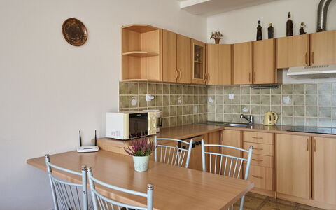 Špičák Ii: Tabelle, Möbel, Eigentum, Cabinetry, Countertop, Stuhl, Holz, Interior Design, Beleuchtung, Holzbeize