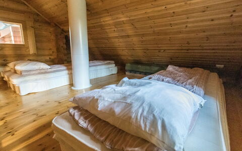 Kuukkelin Tupa 1: Schlafzimmer, Fussboden, Flooring, Holz, Bett, Decke, Interior Design, Bettdecke, Möbel, Bedding