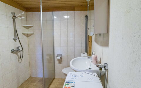 Kuukkelin Tupa 1: Badezimmer, Bad Sink, Armatur, Flooring, Fussboden, Sinken, Interior Design, Toilette, Zapfhahn, Dusche
