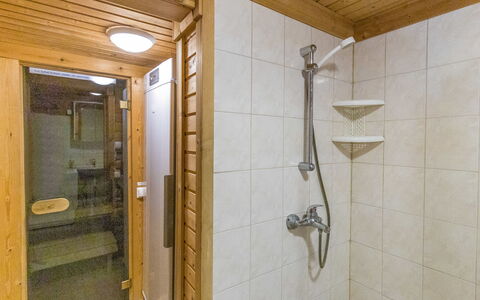 Kuukkelin Tupa 1: Flooring, Holz, Fussboden, Armatur, Interior Design, Decke, Badezimmer, Installation, Bad Sink, Zimmer