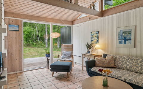 Judyta - 250M to the Fjord: Möbel, Interior Design, Flooring, Holz, Fussboden, Decke, Holzboden, Stuhl, Tabelle, Beleuchtung