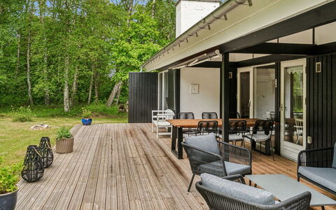 Judyta - 250M to the Fjord: Möbel, Interior Design, Flooring, Holz, Fussboden, Decke, Holzboden, Stuhl, Tabelle, Beleuchtung