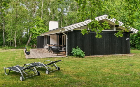 Judyta - 250M to the Fjord: Möbel, Interior Design, Flooring, Holz, Fussboden, Decke, Holzboden, Stuhl, Tabelle, Beleuchtung