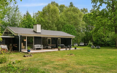 Judyta - 250M to the Fjord: Möbel, Interior Design, Flooring, Holz, Fussboden, Decke, Holzboden, Stuhl, Tabelle, Beleuchtung